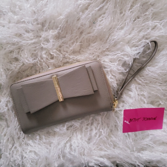 Betsey Johnson Handbags - NWT Betsey Johnson wallet gray bow iphone clutch